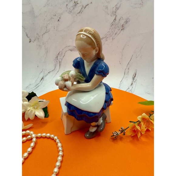 Copenhagen B&G Bing & Grondahl Ida's Flowers Girl W Tulips 2298 Figurine. Mint - Picture 1 of 10